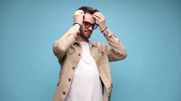 Mannequin Mode Sexy Portant Une Veste Des Lunettes Regardant Vers — Video