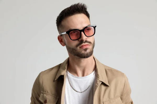 Reflectiv Unshaved Young Guy Jacket Wearing Sunglases Looking Side Thinking — Stock Photo, Image