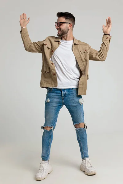 Chico Casual Joven Feliz Chaqueta Con Gafas Sol Mirando Lado —  Fotos de Stock