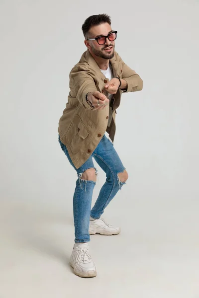 Chico Casual Joven Feliz Chaqueta Con Gafas Sol Tirando Cadena — Foto de Stock