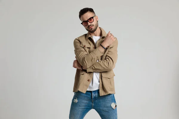 Serious Cool Young Man Jacket Wearing Sunglasses Holding Elbows Fashion — Stock Photo, Image
