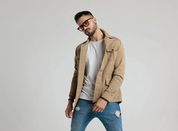 Sexy Unshaved Fashion Model Jacket Wearing Sunglasses Standing Fashion Pose — Stock Photo, Image