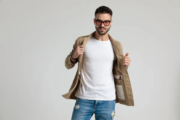 Joven Feliz Con Gafas Sol Chaqueta Fijación Apertura Sonriendo Posando —  Fotos de Stock