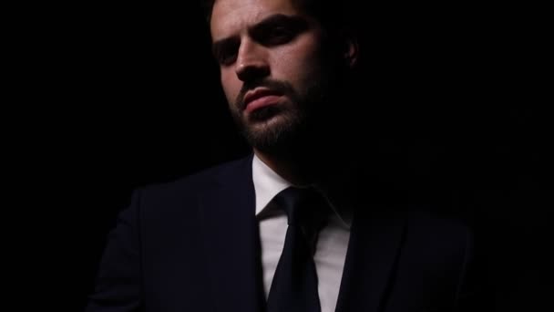 Junger Eleganter Geschäftsmann Anzug Posiert Modischem Licht Schaut Zur Seite — Stockvideo