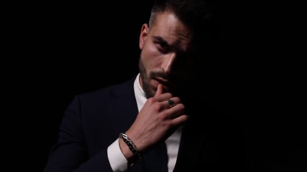 Dramatische Elegante Mode Model Pak Aanraken Lippen Poseren Een Mode — Stockvideo