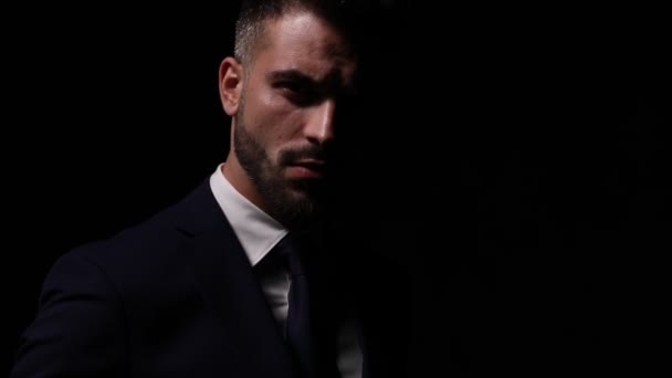 Sexy Mladý Podnikatel Obleku Pózuje Módním Světle Dívá Nahoru Dolů — Stock video