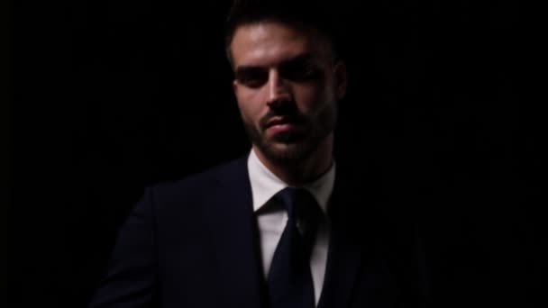 Tajemný Mladý Elegantní Muž Ukazující Tmavého Upraveného Obleku Kravaty Projíždějící — Stock video
