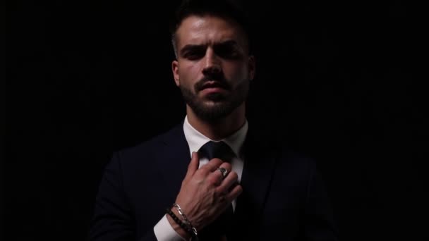 Sexy Junger Geschäftsmann Passt Krawatte Und Anzug Runzelt Die Stirn — Stockvideo