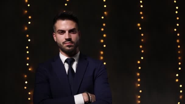 Sexy Elegante Homem Negócios Que Fixa Terno Cruzando Braços Sorrindo — Vídeo de Stock