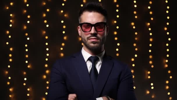 Sexig Ung Man Kostym Bär Solglasögon Dra Ner Och Fixa — Stockvideo