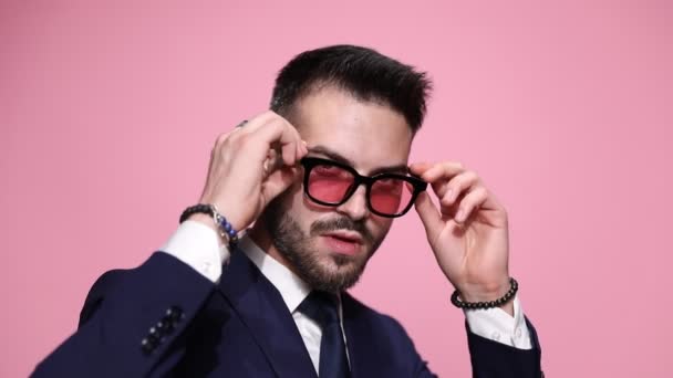 Primer Plano Hombre Negocios Seductor Sexy Quitándose Las Gafas Sol — Vídeo de stock