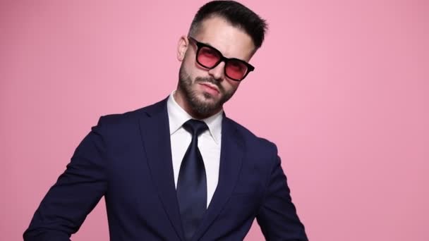 Жорсткий Модний Бізнесмен Фіксує Краватку Одягаючи Сонцезахисні Окуляри Позуючи Стилем — стокове відео