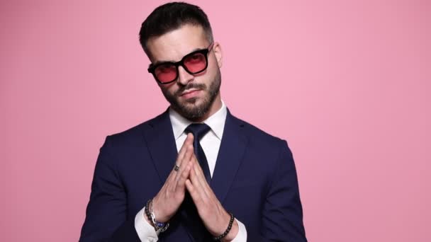 Jovem Empresário Bonito Com Óculos Sol Está Segurando Mãos Juntas — Vídeo de Stock