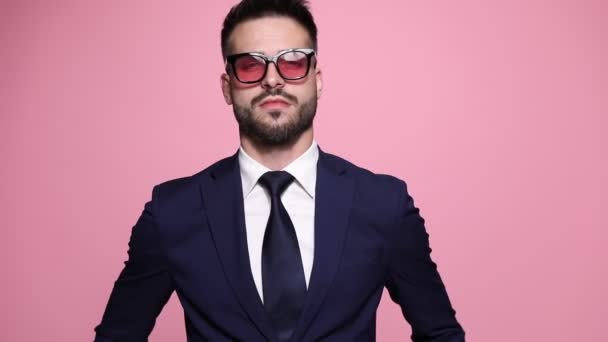 Сексуальный Умный Бизнесмен Крутых Солнцезащитных Очках Чинит Куртку Позирует Позу — стоковое видео