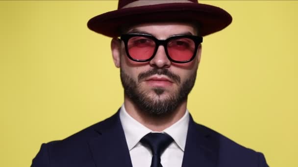 Atractivo Joven Empresario Con Traje Sombrero Gafas Sol Mirando Hacia — Vídeos de Stock