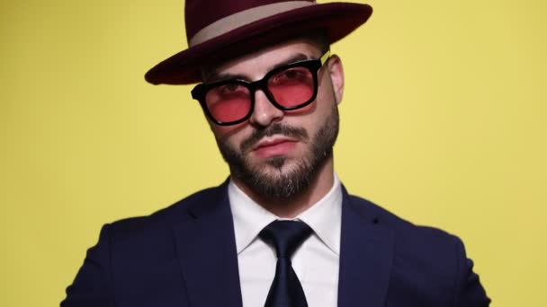 Sexy Hombre Negocios Traje Con Sombrero Gafas Sol Moviendo Cabeza — Vídeo de stock