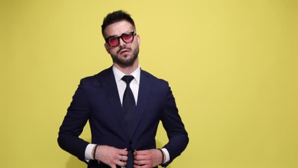 Confident Young Businessman Wearing Sunglasses Looking Moving Forward Fixing Suit — Stock Video