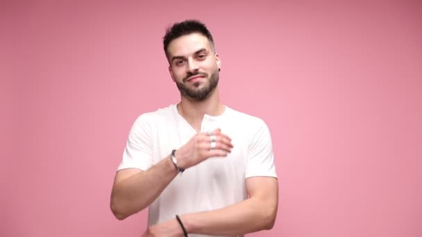 Homem Casual Bonito Vestindo Uma Camiseta Branca Dobrando Mãos Tocando — Vídeo de Stock