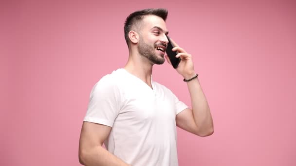 Sexy Chico Casual Hablando Por Teléfono Colgando Siendo Sorprendido Las — Vídeo de stock