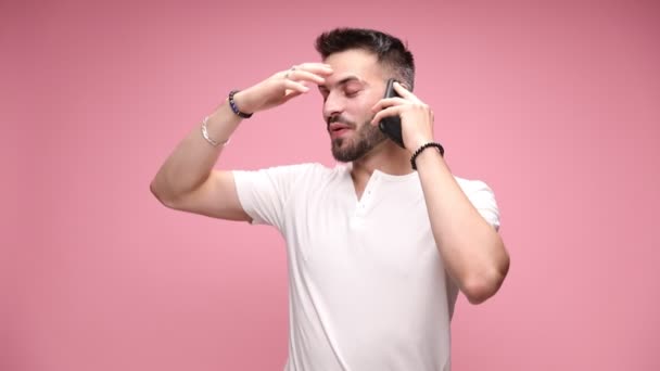 Bonito Casual Cara Falando Telefone Não Podia Acreditar Notícias Que — Vídeo de Stock