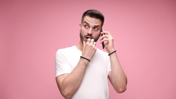 Atractivo Tipo Casual Hablando Por Teléfono Rascándose Barba Pensando Luego — Vídeo de stock