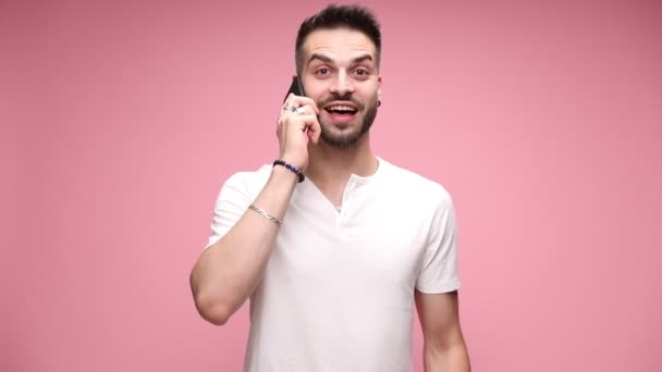 Hombre Casual Hablando Por Teléfono Siendo Felizmente Sorprendido Apuntando Cámara — Vídeos de Stock