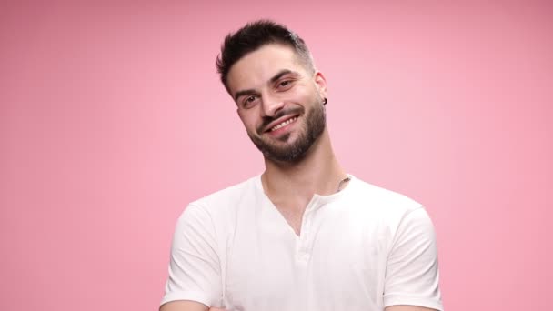 Sexy Dorywczy Mężczyzna Stojący Ramionami Skrzyżowane Patrząc Aparat Uśmiechając Się — Wideo stockowe