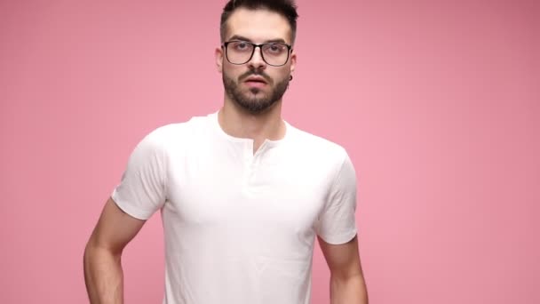 Giovane Uomo Casual Che Organizza Sua Shirt Indossa Occhiali Vista — Video Stock