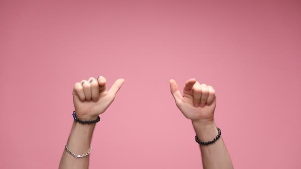 Две Руки Полностью Открытой Ладонью Носят Браслеты Кольца Указывая Камеру — стоковое видео