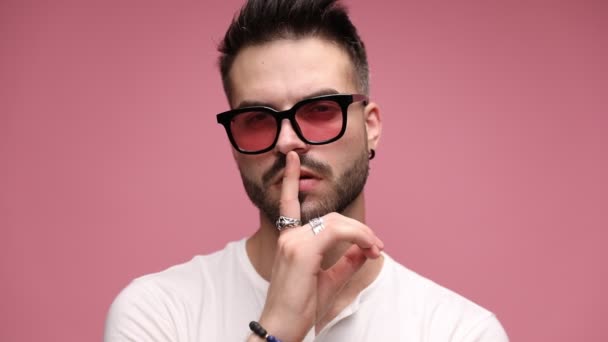 Close Homem Casual Legal Gesticulando Sinal Calado Fixando Seus Óculos — Vídeo de Stock