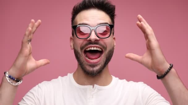 Primer Plano Chico Guapo Casual Con Gafas Sol Gritando Con — Vídeos de Stock