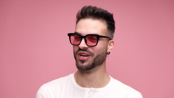 Primer Plano Joven Sexy Con Gafas Sol Girando Cabeza Lado — Vídeo de stock