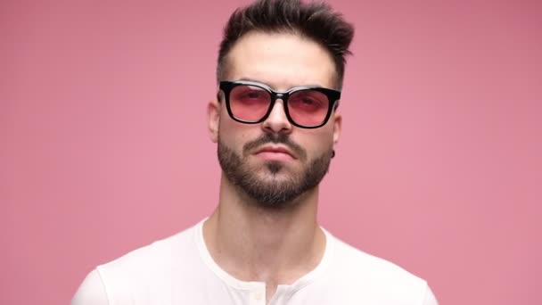 Zblízka Atraktivní Ležérní Muž Nosí Sluneční Brýle Dívá Kameru Pevným — Stock video