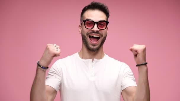 Chico Casual Guapo Está Emocionado Con Gafas Sol Levantando Los — Vídeo de stock
