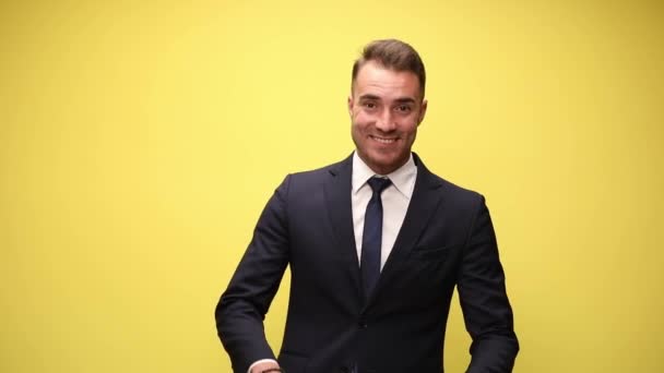 Eleganter Junger Geschäftsmann Anzug Zeigt Gastfreundschaft Öffnet Arme Und Begrüßt — Stockvideo