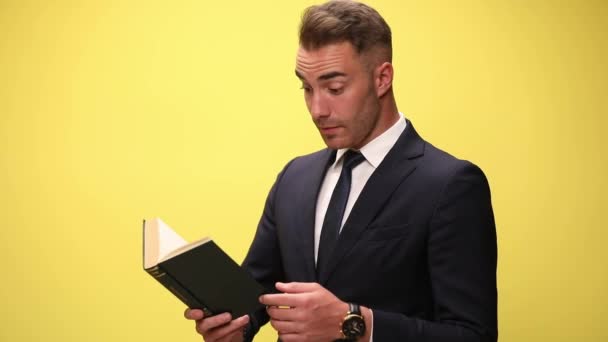 Eleganter Junger Geschäftsmann Anzug Liest Buch Hält Hand Ans Kinn — Stockvideo