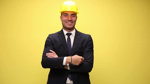 Młody Elegancki Inżynier Żółtym Hełmie Ochronnym Skrzyżowanie Ramion Uśmiech Podnoszenie — Wideo stockowe