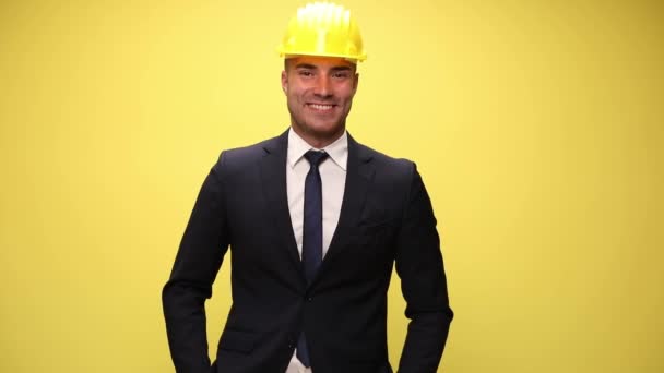 Jovem Engenheiro Feliz Usando Capacete Segurança Cruzando Braços Sorrindo Mãos — Vídeo de Stock