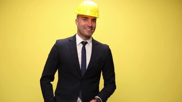 Engenheiro Sorrindo Vestindo Terno Capacete Segurança Olhando Para Cima Sorrindo — Vídeo de Stock