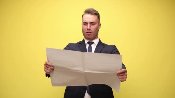 Joven Empresario Disgustado Traje Leyendo Periódico Leyendo Malas Noticias Tirando — Vídeos de Stock