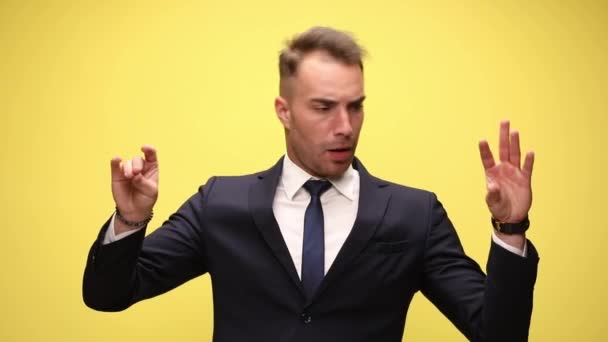 Šťastný Elegantní Obchodník Drží Ruce Vzduchu Dělá Gesto Mluvící Ruce — Stock video