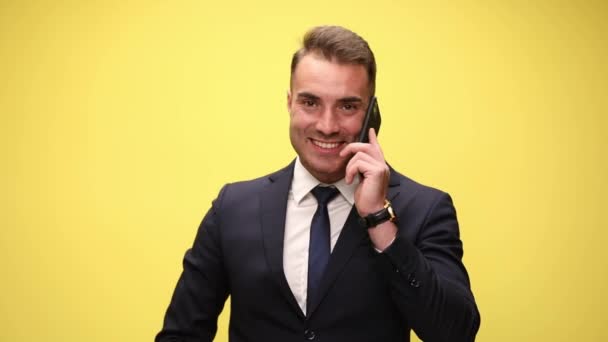 Feliz Joven Hombre Negocios Traje Hablando Por Teléfono Sosteniendo Puños — Vídeo de stock