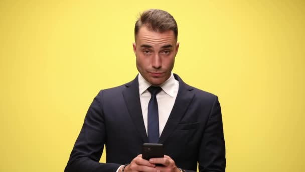 Sexy Młody Biznesmen Garnitur Trzyma Telefon Pisząc Wiadomość Patrząc Górę — Wideo stockowe