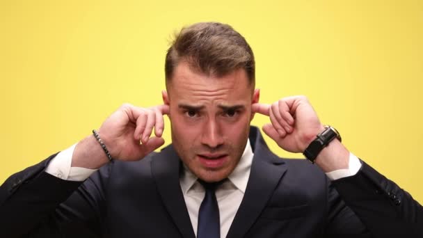 Eleganter Junger Geschäftsmann Anzug Der Ohren Mit Fingern Bedeckt Die — Stockvideo