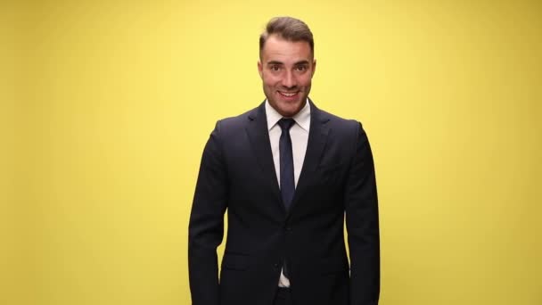 Jovem Empresário Feliz Terno Olhando Para Cima Sobrancelhas Sorrindo Segurando — Vídeo de Stock