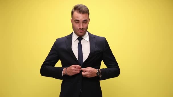 Κομψό Νεαρό Επιχειρηματία Κοστούμι Κουμπώνει Παλτό Κοιτάζοντας Ρολόι Και Τον — Αρχείο Βίντεο