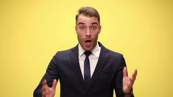 Aufgeregter Junger Geschäftsmann Anzug Hört Nachrichten Hält Die Hände Die — Stockvideo