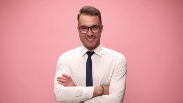 Aufgeregtes Elegantes Model Weißem Hemd Mit Brille Die Arme Verschränkt — Stockvideo
