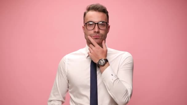 Sexy Elegante Homem Negócios Camisa Branca Usando Óculos Segurando Mão — Vídeo de Stock