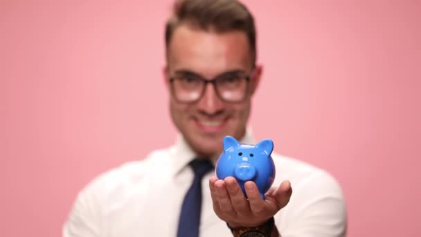 Hombre Elegante Feliz Camisa Blanca Con Gafas Ahorro Una Moneda — Vídeos de Stock